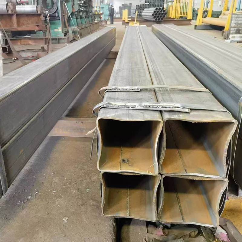 Schwarzes Rechteckrohr mit großem Kaliber