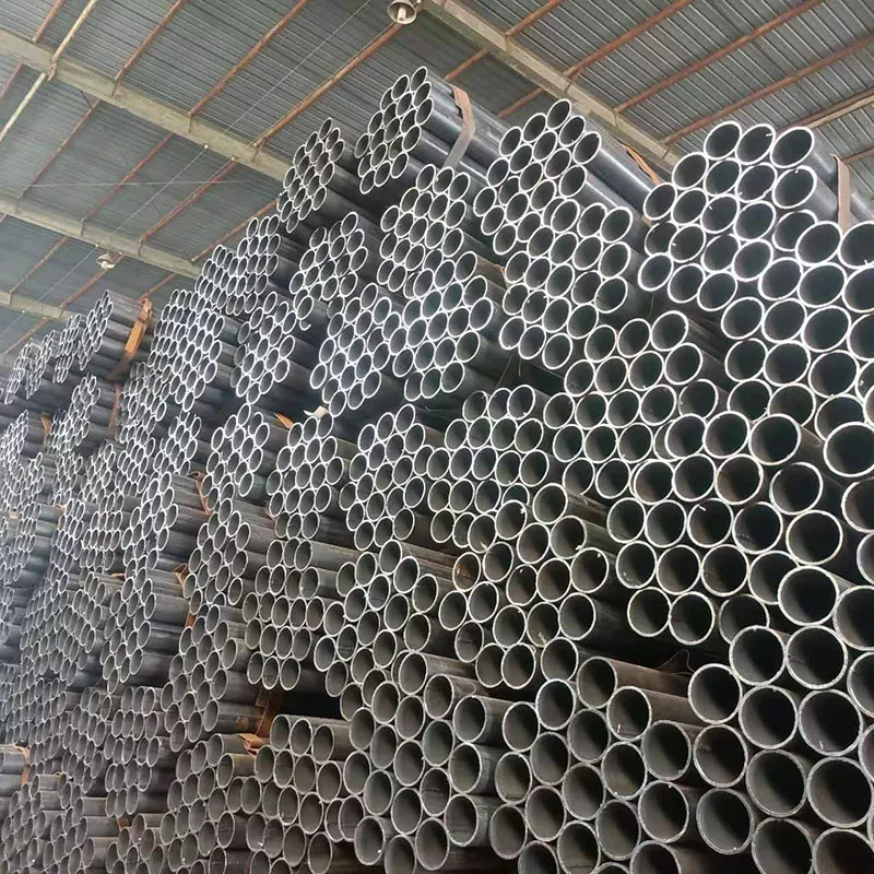 Gerade geschlitztes schwarzes Rundrohr